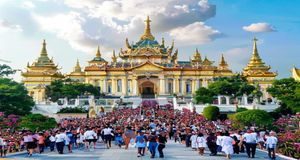 泰国曼谷大皇宫金碧辉煌，游客络绎不绝，代表东南亚文化旅游资源，亚洲专区东南亚内容展示